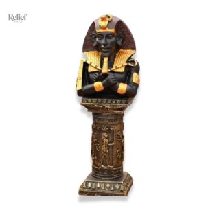 Statue de Pharaon égyptien en Némès