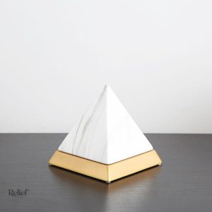 Pyramide miniature représentant l'art égyptien ancien