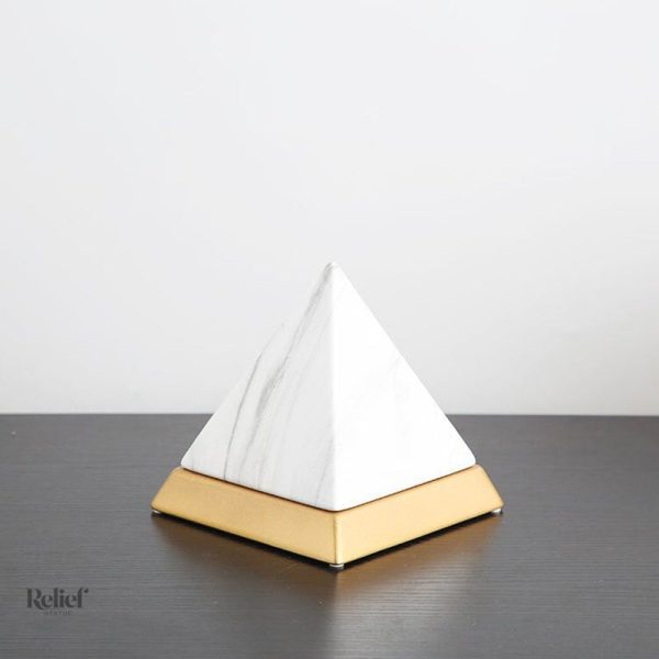 Pyramide miniature représentant l'art égyptien ancien
