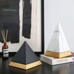 Pyramide stylisée, pièce unique de décoration intérieure