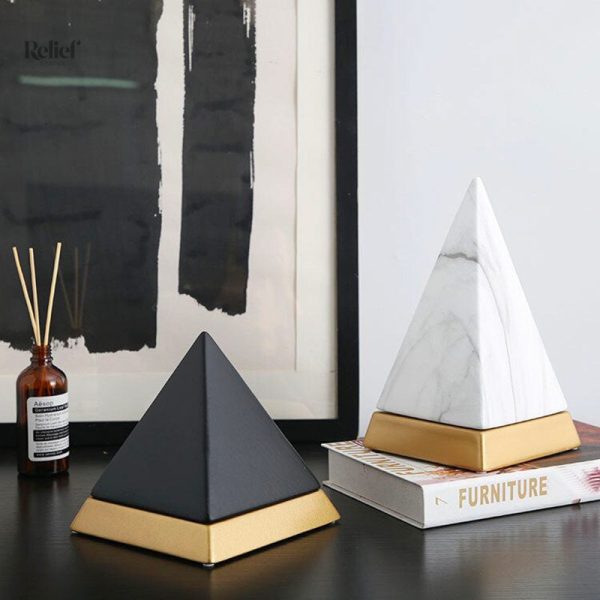 Pyramide stylisée, pièce unique de décoration intérieure