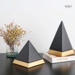 Artisanat égyptien : statue pyramide en finition classique