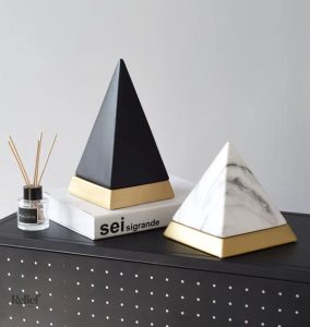 Élégante statue pyramide en céramique blanche et dorée, 14 cm