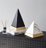 Pyramide décorative en céramique, finition noire et dorée