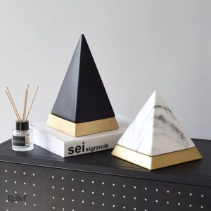 Pyramide décorative en céramique, finition noire et dorée