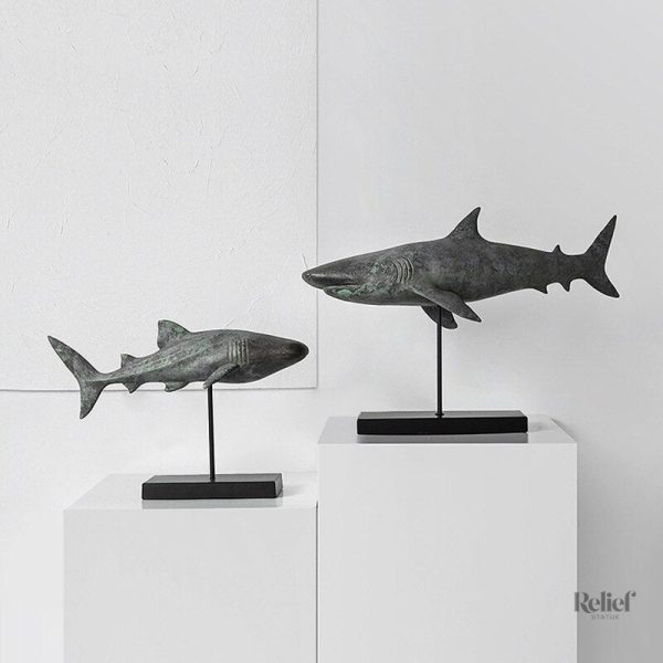 Réplique de requin réaliste en décoration intérieure
