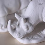 Statue animale de rhinocéros, finition blanche élégante