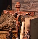 Sculpture en bois représentant la scène de crucifixion, 25 cm