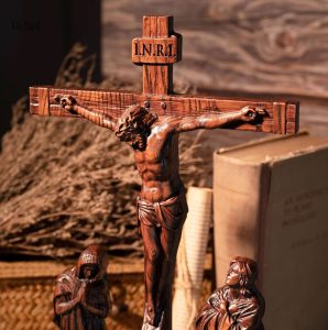Sculpture en bois représentant la scène de crucifixion, 25 cm