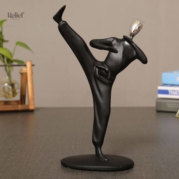 Sculpture d'un homme en activité sportive