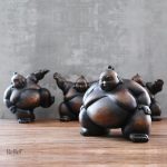 Élégante statue homme sumo en résine, design authentique