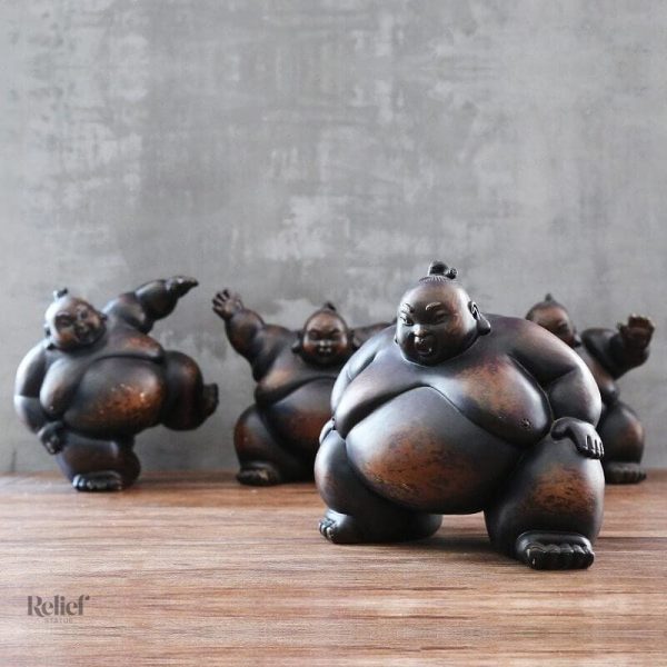 Élégante statue homme sumo en résine, design authentique