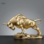 Statue dorée représentant un taureau, 20 cm de haut