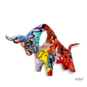 Statue de taureau multicolore en décoration artistique