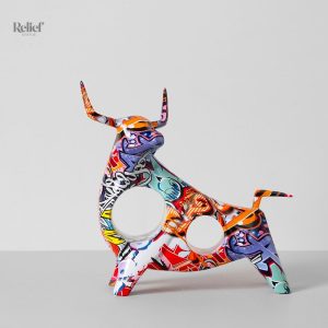 Statue de taureau colorée en résine pour la décoration intérieure