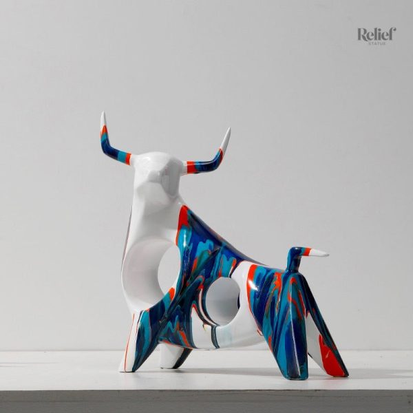 Sculpture multicolore de taureau pour embellir votre espace