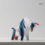 Statue artistique de taureau aux couleurs vibrantes et modernes
