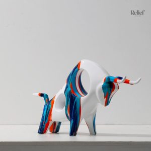 Statue artistique de taureau aux couleurs vibrantes et modernes