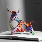 Sculpture décorative de taureau, un accent coloré unique