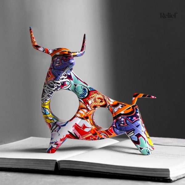 Sculpture décorative de taureau, un accent coloré unique