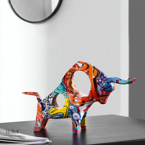 Figurine de taureau en couleurs, ajout artistique à votre décor