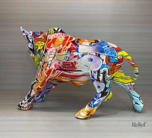 Statue graffiti de taureau, élément décoratif unique