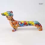 Figurine de chien teckel aux couleurs multicolores
