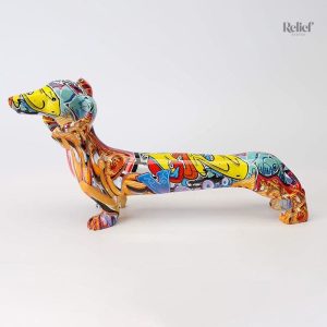 Figurine de chien teckel aux couleurs multicolores