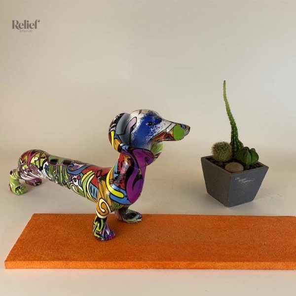 Chien teckel en statue, design joyeux et coloré