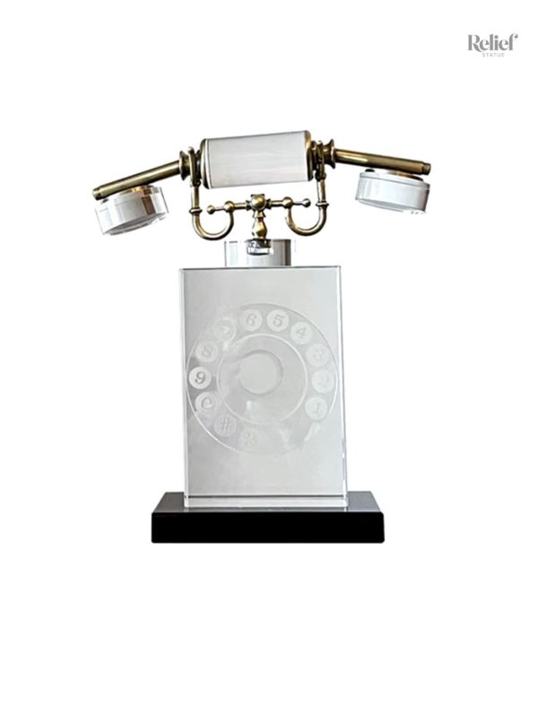 Sculpture en verre représentant un téléphone ancien en cristal élégant