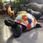 Statue tortue en résine pop art, 110 cm de hauteur
