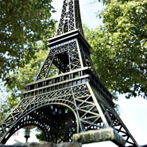 Objet décoratif design en forme de Tour Eiffel