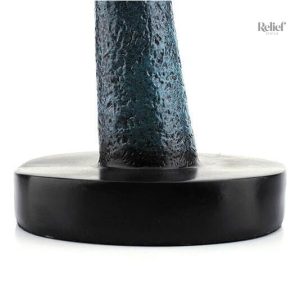 Art décoratif : statue de femme pensive dorée