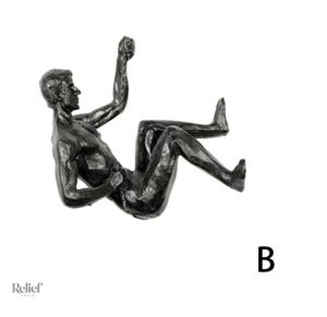 Élégante statuette représentant un grimpeur en action