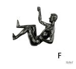 Statuette décorative d'un sportif en pleine ascension