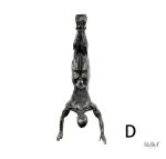 Détail d'une figurine d'escalade, capturant l'effort