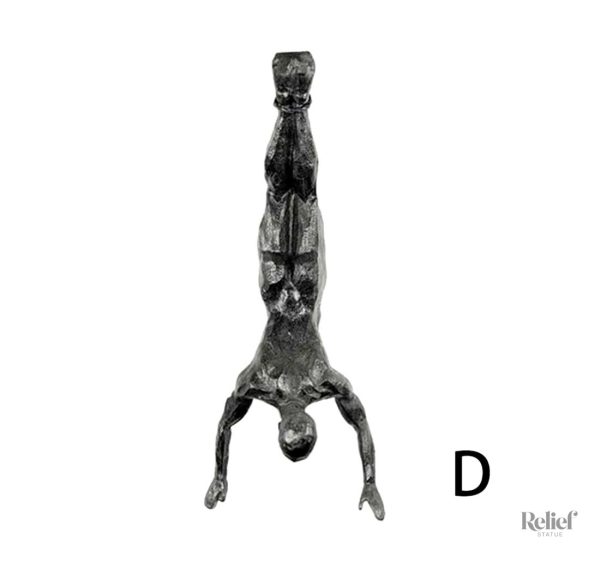 Détail d'une figurine d'escalade, capturant l'effort