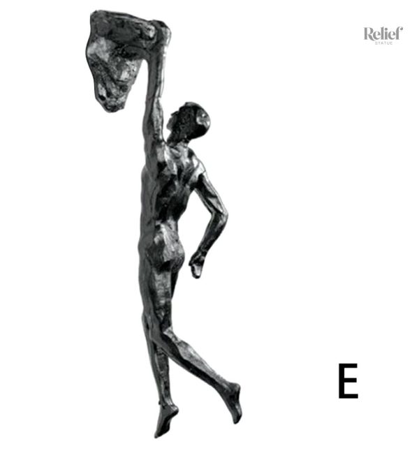 Statue d'un escaladeur, symbole de force et de détermination