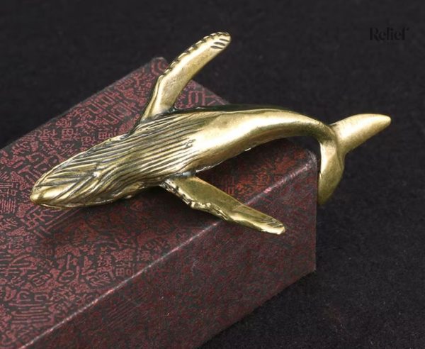Statuette baleine en métal, pièce d'art maritime raffinée
