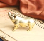 Petite statue cochon en laiton pour collection