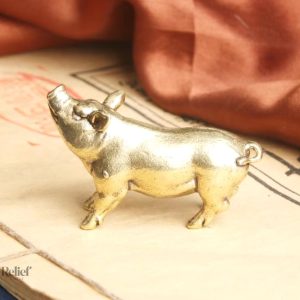 Petite statue cochon en laiton pour collection