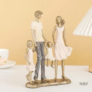 Petite statue représentant une famille unie et joyeuse
