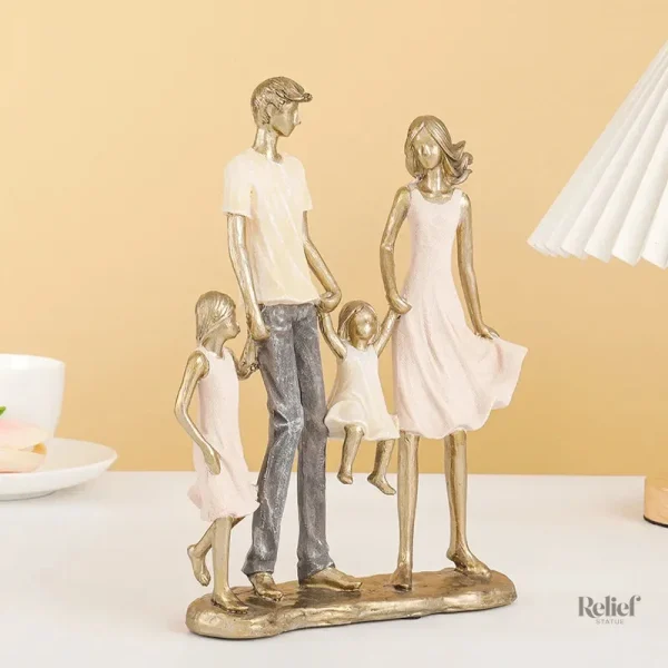 Petite statue représentant une famille unie et joyeuse