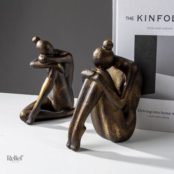Statue en céramique de femme assise, 16 cm de hauteur