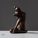 Femme assise en statuette, objet d'art décoratif