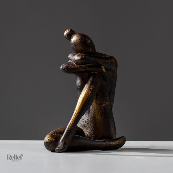 Femme assise en statuette, objet d'art décoratif