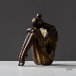 Décoratif : statuette femme assise, 16 cm, design élégant