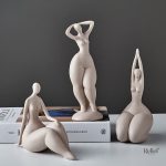 Figurine ronde de femme en pose artistique