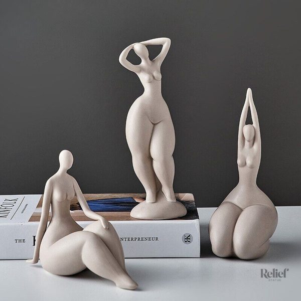 Figurine ronde de femme en pose artistique