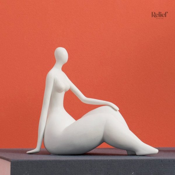 Statuette en céramique de silhouette féminine